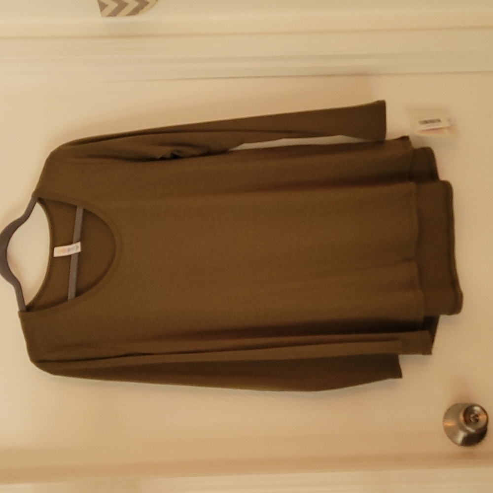 LuLaRoe Lynnae Long Sleeve Top Size M NWT